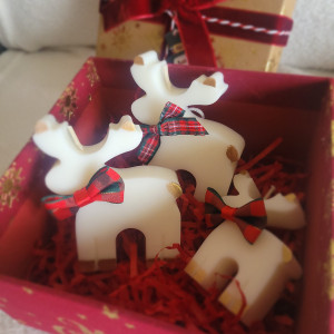 Rodzina reniferów- zestaw świec sojowych w ozdobnym  pudełku