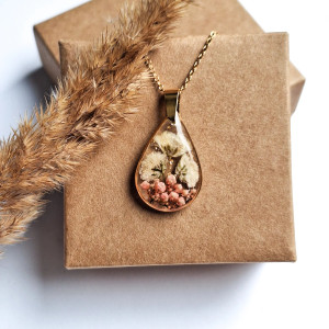 Wisiorek z żywicy łezka z białą gipsówką i ozothumnusem