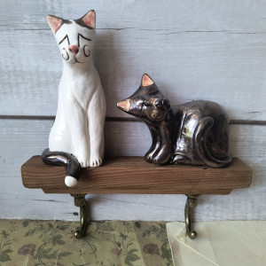 Wieszak z czarno-białymi kotami