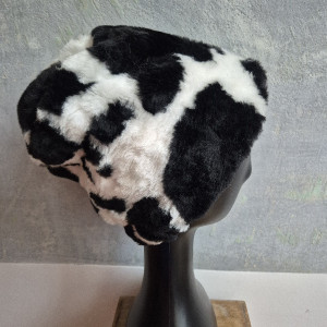 czapka czarna krowa w kropki bordo sztuczne futerko