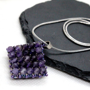 elegancki wisiorek z koralików ametystu