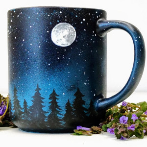 Ręcznie malowany kubek. Kubek ceramiczny z nocnym lasem, kosmosem, księżycem.