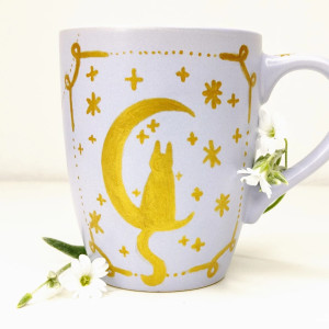 Ręcznie malowany kubek ze złotym kotem, księżycem i gwiazdami