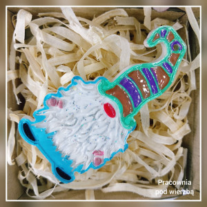 Świąteczny kolorowy magnes na lodówkę skrzat 3