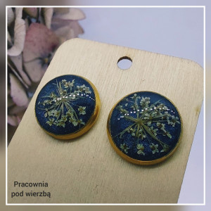 Kolczyki sztyfty bordo z białym kwiatem tawuły stal szlachetna