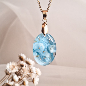 Wisiorek z żywicy z suszonymi kwiatami hortensji