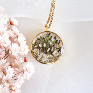 Wisiorek z żywicy z suszonymi kwiatami