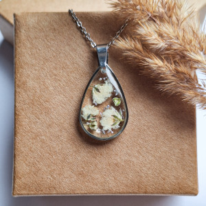 Naszyjnik z żywicy łezka srebrny kwiaty białej gipsówki