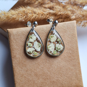 Kolczyki z żywicy łezka srebrne kwiaty białej gipsówki