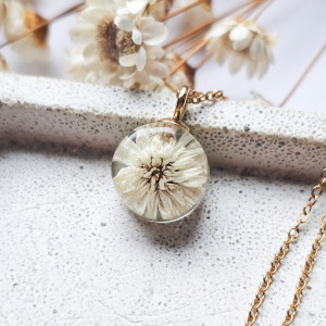 Naszyjnik z żywicy z kwiatem krwawnika