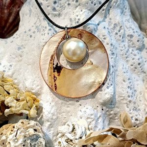 uroczy delikatny wisiorek z perełką