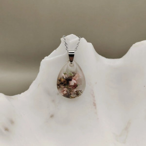 Wisiorek z żywicy z zatopionymi suszonymi kwiatami