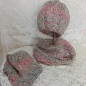 Cieniowany komplet wełniany komin i 2 czapki, beżowy z domieszką różu i turkusu