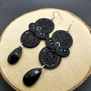 Długie czarne kolczyki sutasz