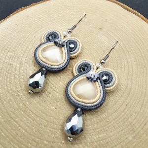 Małe beżowo-szare kolczyki sutasz