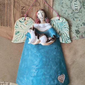 Anioł z czarno-białym kotem