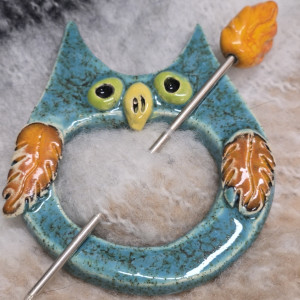 Zapinka do szala, czapki, płaszcza, swetra. Zielona Sowa z rudym piórkiem