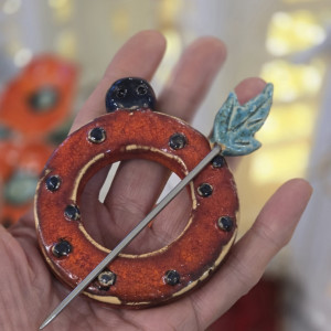 Biedronka zapinka do szala, czapki, swatra