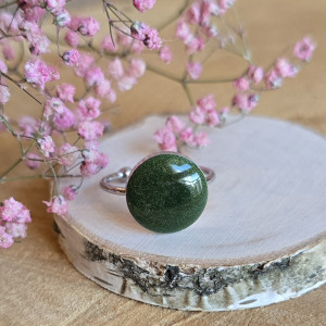 Duży pierścionek z zielonym oczkiem brokatowym żywica butelkowa zieleń