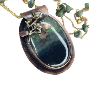 Naszyjnik z zielonym agatem w secesyjnej oprawie c1371
