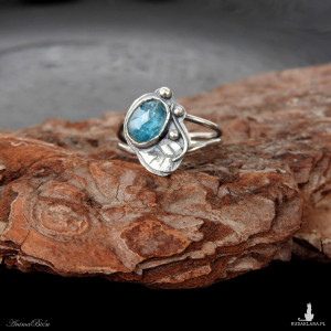 Pierścionek srebrny z niebieskim kyanitem regulowany