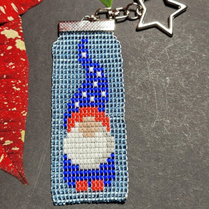 Skrzat Krasnal zimowy - Brelok zawieszka do kluczy / torebki / plecaka tkana z koralików