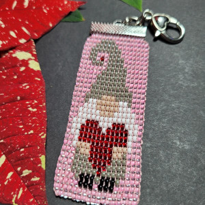 Skrzat Krasnal Walentynki różowy  - Brelok zawieszka do kluczy / torebki / plecaka tkana z koralików