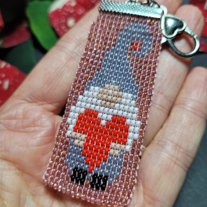 Skrzat Krasnal na Walentynki - Brelok zawieszka do kluczy / torebki / plecaka tkana z koralików
