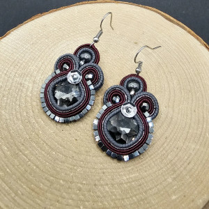 Szaro-bordowe kolczyki sutasz z kryształkami