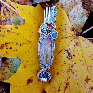 ZAWIESZKA Z KRYSZTAŁEM GÓRSKIM, APATYTAMI, AMAZONITEM  I AMETYSTEM, WIRE WRAPPING, BIŻUTERIA AUTORSKA, EFEKTOWNA BIŻUTERIA BOHO