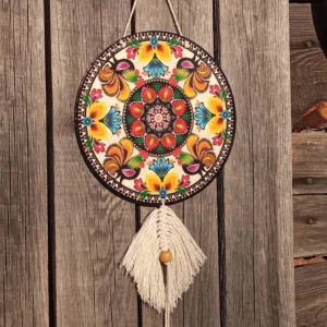 Okrągła dekoracja wisząca z makramą, folkowa mandala z ludowym łowickim wzorem, ozdoba do sypialni z kogutami w stylu folk etno boho, prezent świąteczny dla przyjaciółki