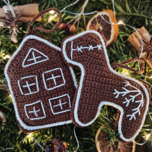 Dwa szydełkowe pierniczki - ozdoby choinkowe