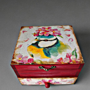 Drewniana szkatułka na biżuterię "Ptaszek''