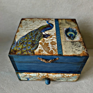 Drewniana szkatułka na biżuterię "Paw''