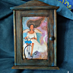 Drewniana skrzynka na klucze, "Anioł na rowerze"