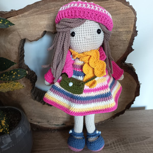 Lalka szydełkowa amigurumi ze zdejmowanymi ubrankami