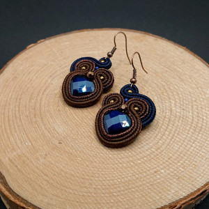 Małe granatowo-brązowe kolczyki sutasz