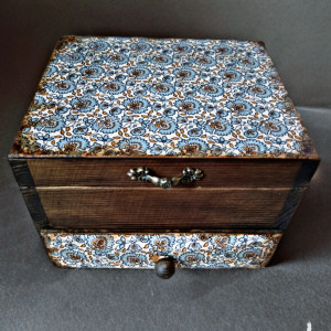 Drewniana szkatułka na biżuterię "Kwiatuszki"