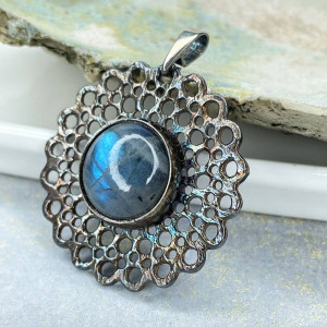 Srebrny wisiorek z płonącym labradorytem a1101