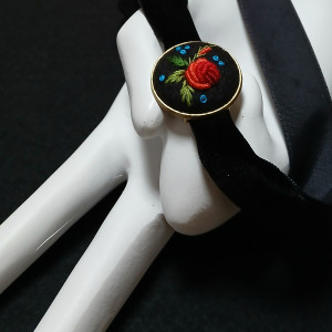 Ręcznie haftowany choker czarny na aksamitce