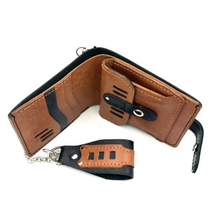 Czarno-brązowy skórzany portfel zabezpieczony łańcuszkiem do paska.