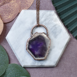 Miedziany wisiorek z plastrem ametystu #323