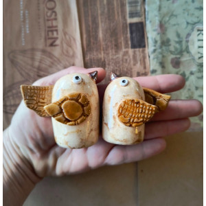 Wieszak z beżowymi ptaszkami