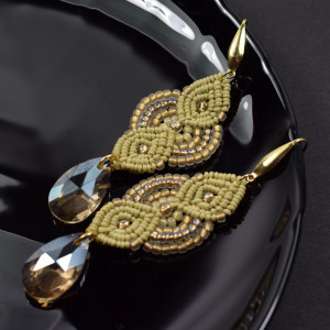 Beżowo złote eleganckie kolczyki z koralików