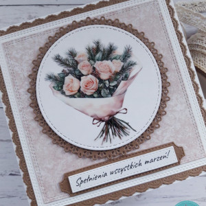 Kartka urodzinowa (lub na inną okazję) z zimowymi różami i gałązkami świerku