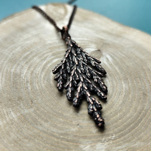 Prawdziwa gałązka cyprysiku zamknięta w miedzi. Naszyjnik z wisiorem.