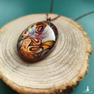 Grafika pod szkłem, oprawiona miedzią. Naszyjnik z wisiorem.