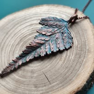 Prawdziwy liść paproci zamknięty w miedzi. Naszyjnik z wisiorem.