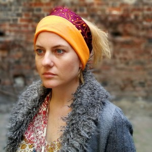 koronkowa bordowa szeroka opaska na pomarańczu