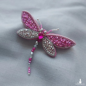 Letnia broszka WAŻKA w kolorze fuksji i srebra